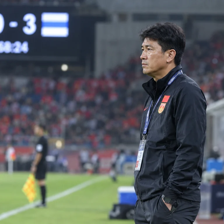 主队0比3落后时,国足主帅邵佳一在场边关注比赛局势